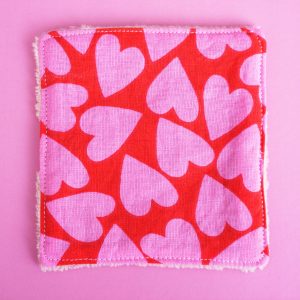 Lingette lavable pour femme en coton et éponge de bambou, motif cœurs roses et rouges, accessoire zéro déchet réutilisable
