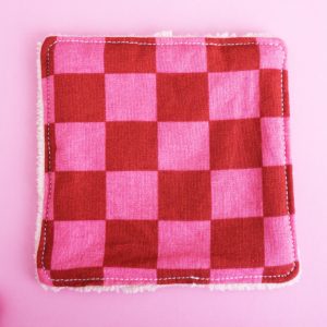 Lingette lavable pour femme en coton et éponge de bambou, motif damier rose, accessoire zéro déchet réutilisable