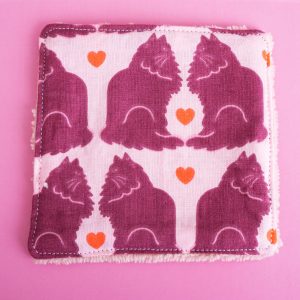 Lingette lavable pour femme en coton et éponge de bambou, motif petits chats violets avec cœurs, accessoire zéro déchet réutilisable