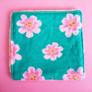 Lingette lavable pour femme en coton et éponge de bambou, motif fleurs roses sur fond vert, accessoire zéro déchet réutilisable