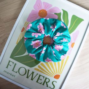 Chouchou en tissu vert turquoise à motif fleurs roses, accessoire cheveux fait main doux et confortable