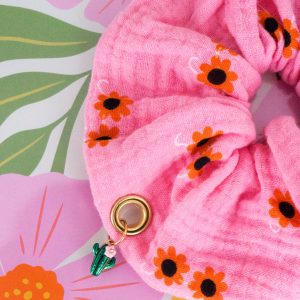 Chouchou en gaze de coton rose à fleurs avec charms cactus, accessoire cheveux fait main original et féminin