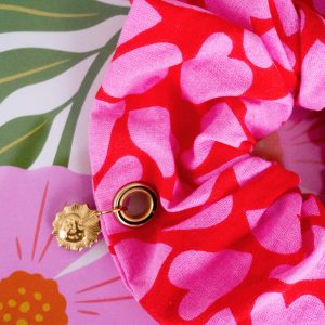 Chouchou charms en gaze de coton à motifs cœurs roses et rouges avec pendentif doré, accessoire cheveux fait main