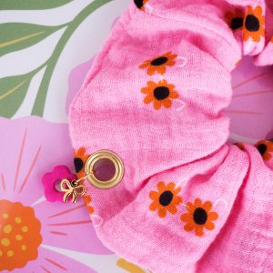 Chouchou charms en gaze de coton rose à motifs fleurs avec petit pendentif nœud, accessoire cheveux fait main